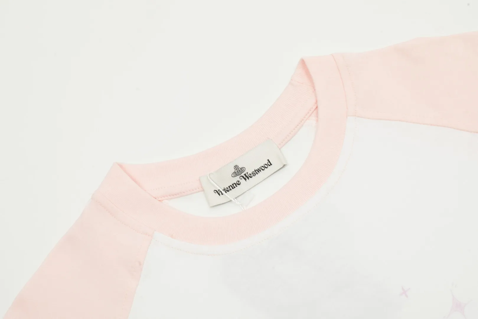 vivienne west wood Vivienne's hand-painted design of Saturn raglan long sleeves. Light pink sleeves with hand-painted Saturn. It really doesn't look too good. The photos are beyond the photos. It is very practical to wear inside and outside. The whole series of correct accessories. Every detail is completely restored. It can be filled directly. Size: S M L Uniform color